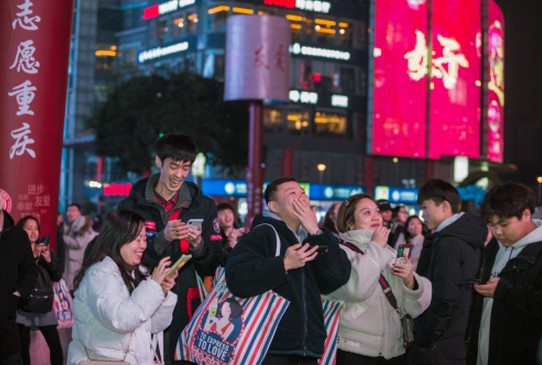 敢爱敢表达 九街淑芬掌中宝串串联合江小白温暖寒冬
