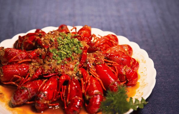 松哥油焖大虾:开业只做一道菜 每只虾都坚持手工刷洗