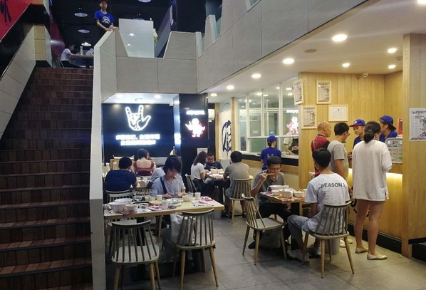 松哥油焖大虾:开业只做一道菜 每只虾都坚持手工刷洗