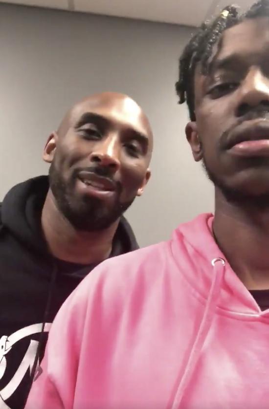 科比鼓励球迷母亲:曼巴精神可以支撑你走下去