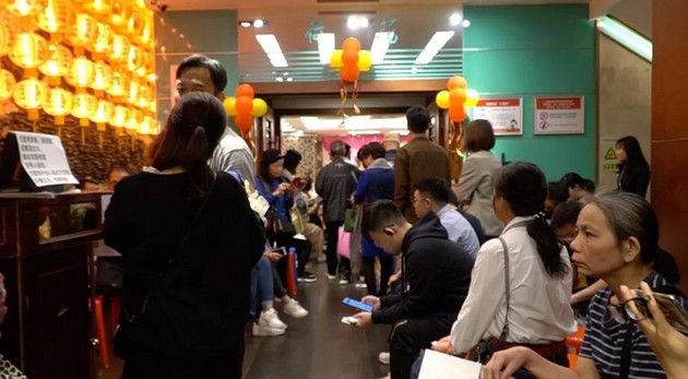 广州宾馆银灯食府宣告停业 等位食客排到楼梯间