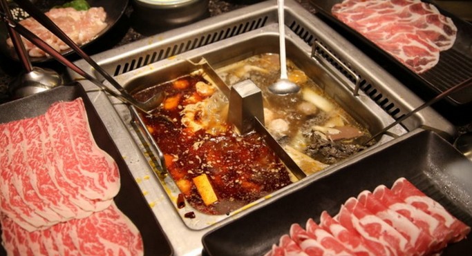 海底捞门店火锅吃出烟头 还报警“恐吓”消费者