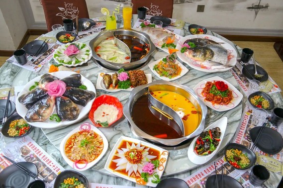 谭鱼头火锅传承千年熬汤术 全鱼宴独树一帜