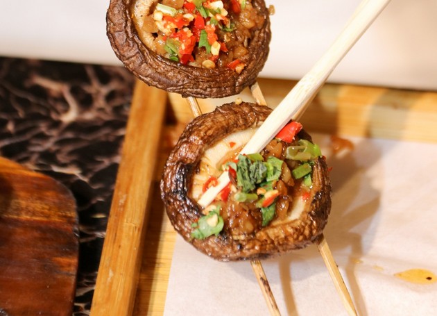 伊通小哥特色海鲜烧烤 一串又一串好吃到根本停不下来