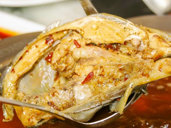 谭鱼头火锅传承千年熬汤术 全鱼宴独树一帜