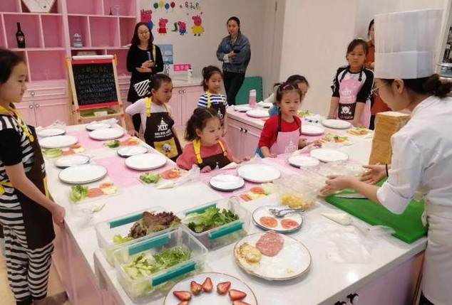 超高颜值的马卡龙风格 桃子餐厅吃饭遛娃两不误