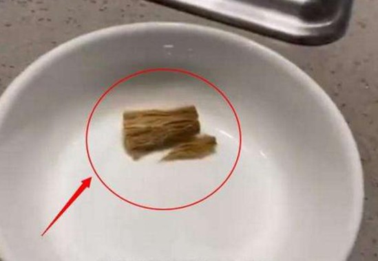 海底捞门店火锅吃出烟头 还报警“恐吓”消费者