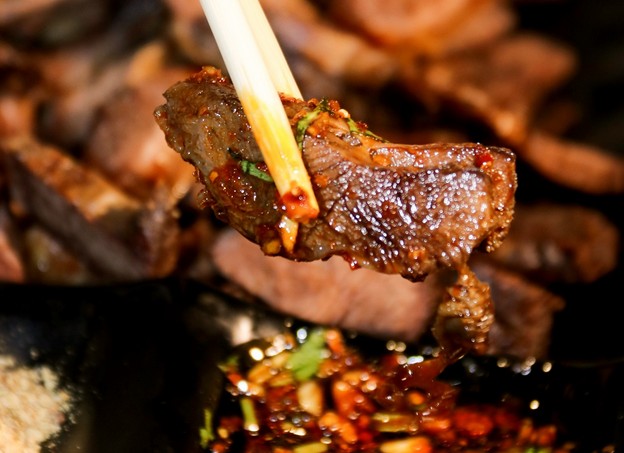 伊通小哥特色海鲜烧烤 一串又一串好吃到根本停不下来