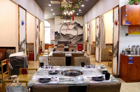 谭鱼头火锅传承千年熬汤术 全鱼宴独树一帜