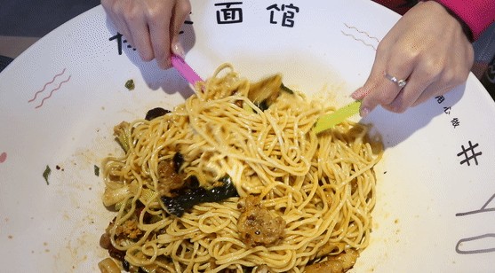 卖巨无霸牛蛙拌面的网红餐厅 友达面馆全国开店600余家