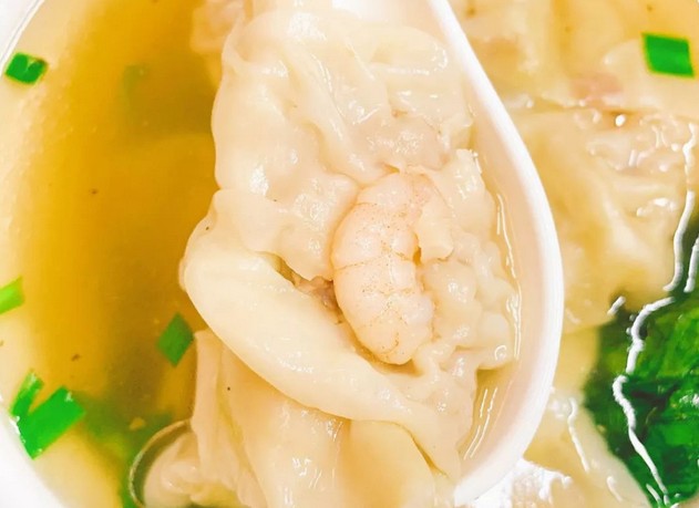 长竹竿上压的面条 张记竹升面口感饱满筋道