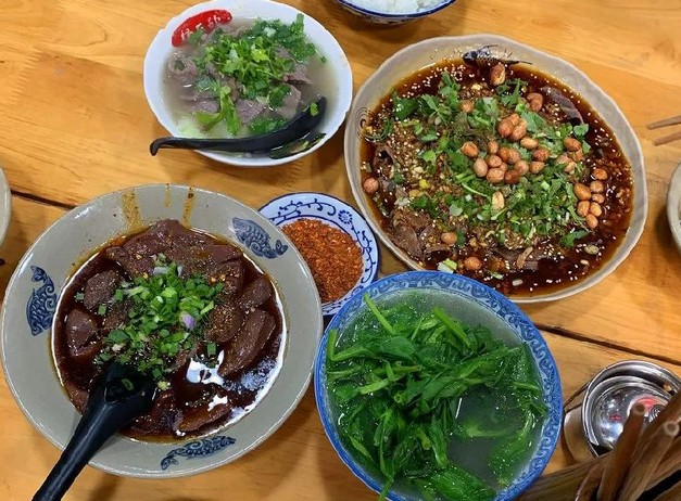 等位的人围到了人行道 杨三孃跷脚牛肉火了