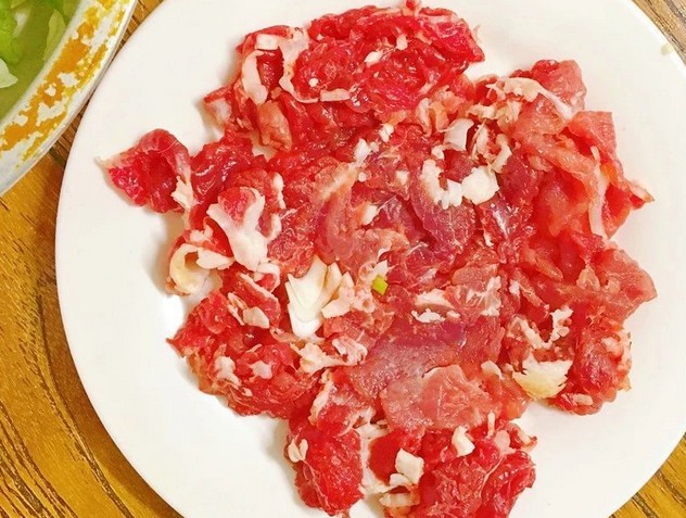 熟客排成行 杨记烤肉面片馆38元就能吃烤肉