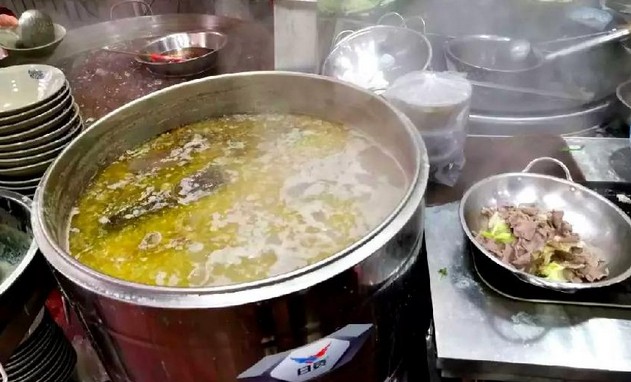 等位的人围到了人行道 杨三孃跷脚牛肉火了