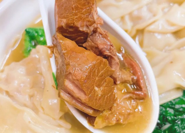 长竹竿上压的面条 张记竹升面口感饱满筋道