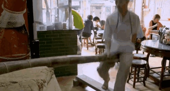 长竹竿上压的面条 张记竹升面口感饱满筋道