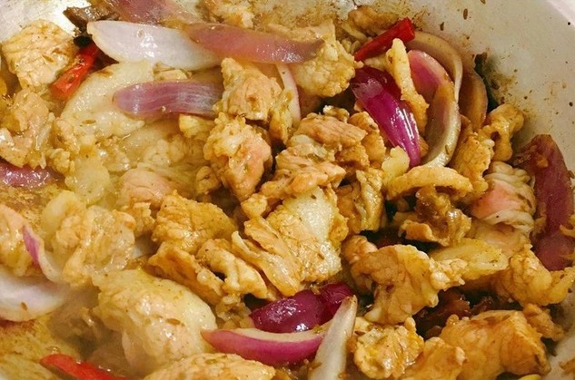 熟客排成行 杨记烤肉面片馆38元就能吃烤肉