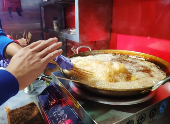 右巷里乐山炸串:人生需要烟火气 就像夜晚需要美食