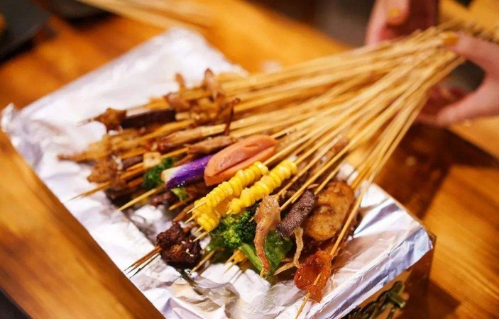 右巷里乐山炸串:人生需要烟火气 就像夜晚需要美食