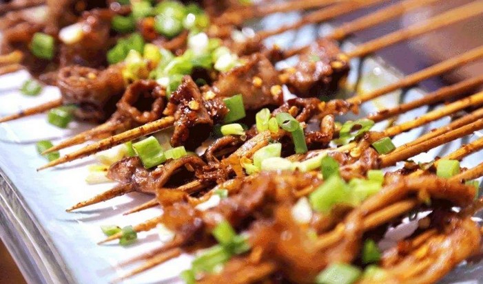 口味顾客说了算 递酒中学烧烤加盟拥有好前景