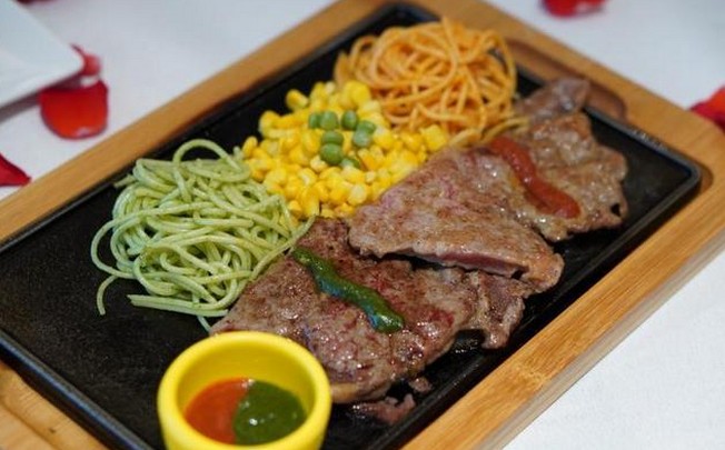 两百多家豪客来牛排加盟店推出新品魔力双椒牛排