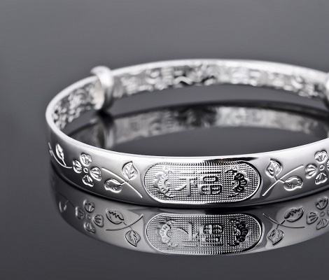 戴银镯子的好处与禁忌