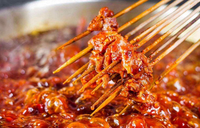 六年一班串串香加盟怎么样?看门庭若市的食客就知道