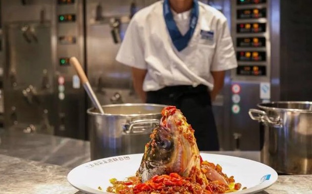 排队1小时也要抢着吃 坛宗剁椒鱼头湘菜“巨无霸”