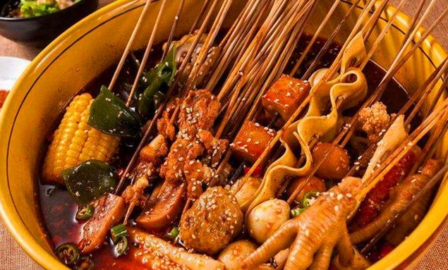 六年一班串串香加盟怎么样?看门庭若市的食客就知道