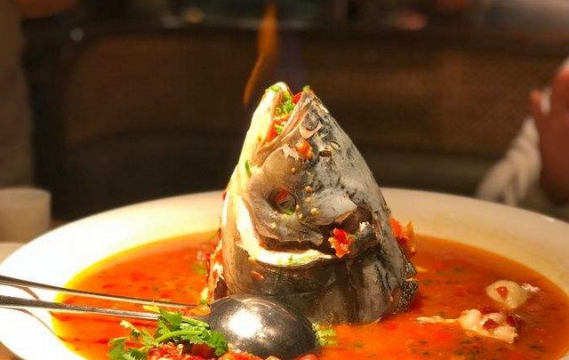 排队1小时也要抢着吃 坛宗剁椒鱼头湘菜“巨无霸”