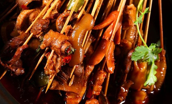 六年一班串串香加盟怎么样?看门庭若市的食客就知道