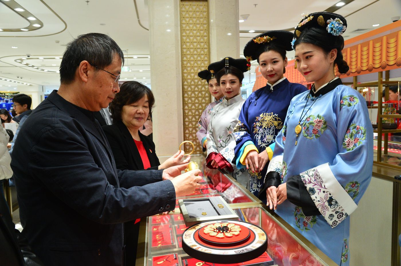 “故宫贵金属新品菜百首发”仪式在北京举行