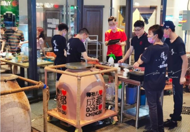 大缸里焖烤出的美味 得劲儿焖烤肉串带你大口吃肉