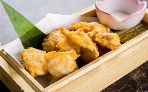 口感独特价格亲民 鸡器人炸鸡深受年轻人喜欢