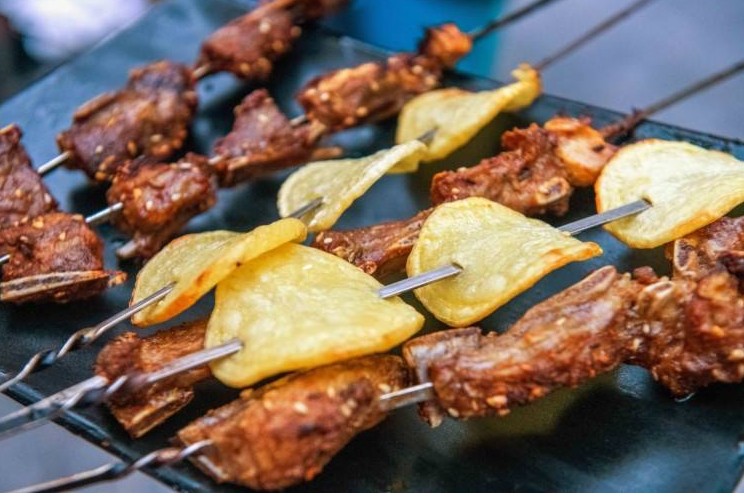 大缸里焖烤出的美味 得劲儿焖烤肉串带你大口吃肉