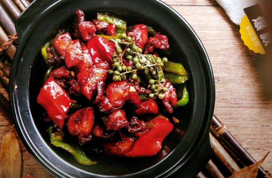 烹法古老而淳朴 刘吉记瓦香鸡做原生态绿色美食