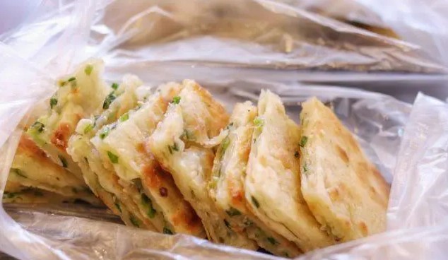 小小铺面挤得水泄不通 咏春葱油饼的魅力太大!