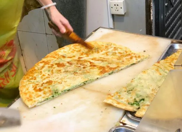 小小铺面挤得水泄不通 咏春葱油饼的魅力太大!