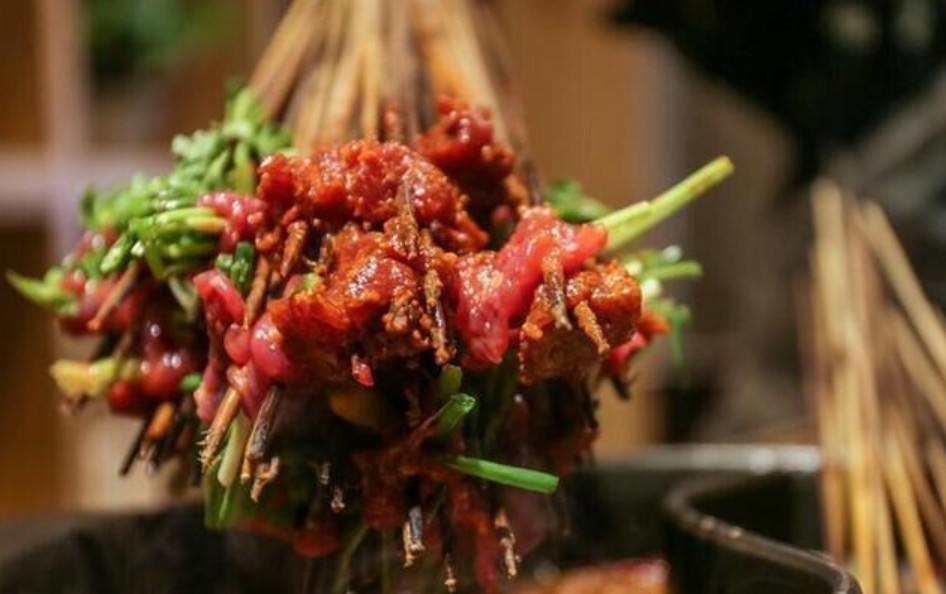 主打各色牛肉串串 签友牛肉串串香是聚餐的好选择