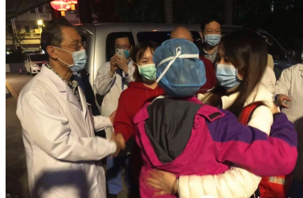 谣言 钟南山亲自送女儿援鄂 为朱仕涛等人送行