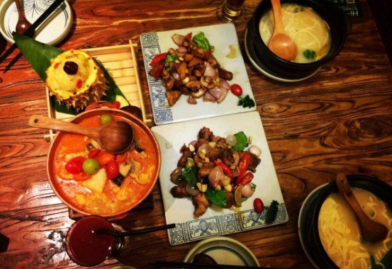 云海肴厨师直播做菜 争做“餐饮界的李佳琦”