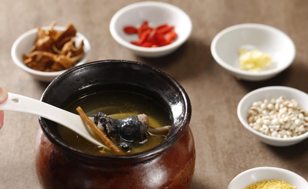 一瓦罐煨天下奇鲜 瓦缸小吃深受创业者青睐