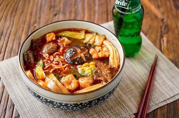 辣千骨麻辣烫:麻辣烫领域无敌手 好味道经得住考究