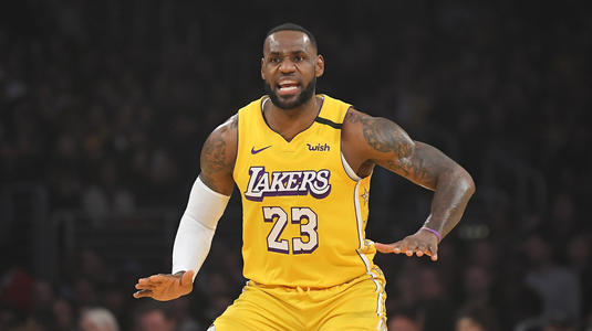 詹姆斯回应不愿空场打球 称自己是在为球迷而打球