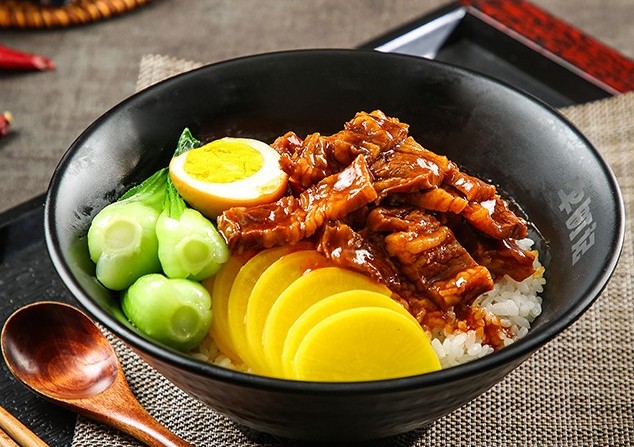 满满的一汤匙全是肉 牛町记牛肉饭真材实料看得见