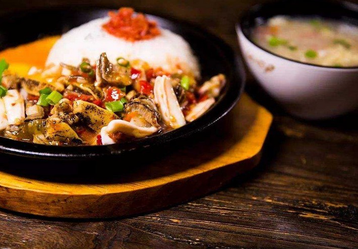 米饭带着淡淡木香 饭饭兽还原两千多年前的古老烹调