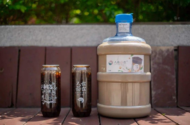 馋疯了!5升桶装奶茶刷爆朋友圈 扛上就是最靓的仔