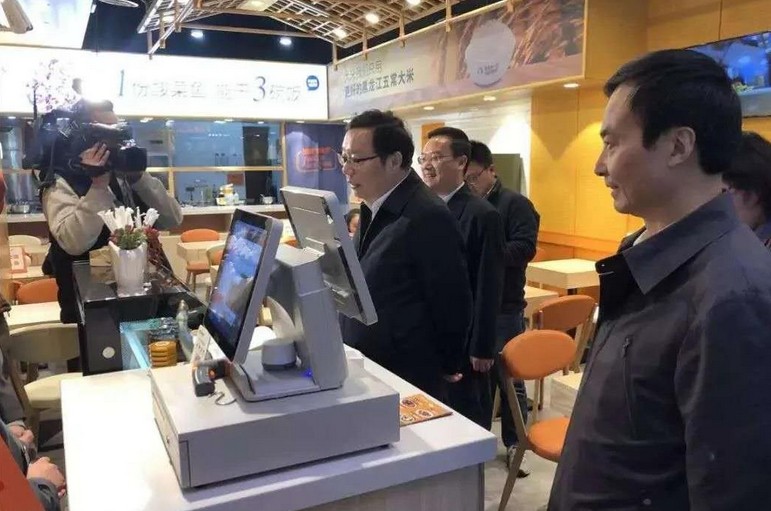 南通市委书记进餐厅视察不戴口罩!餐饮老板:复苏真的有望了