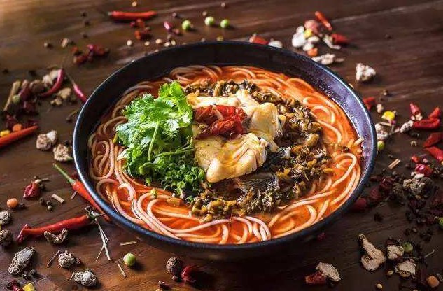 砂锅中慢慢煨炖 袁味儿私房米线深受全国食客喜爱