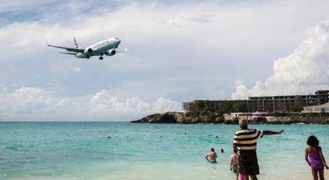 世界上最刺激的沙滩 以飞机降落的景观出名！